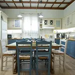 Luxury Seafront House Nearby Delphi Kirra