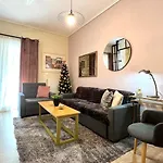 Luxury Seafront House Nearby Delphi شقة