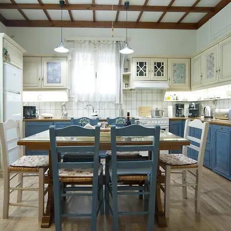 Luxury Seafront House Nearby Delphi Kirra