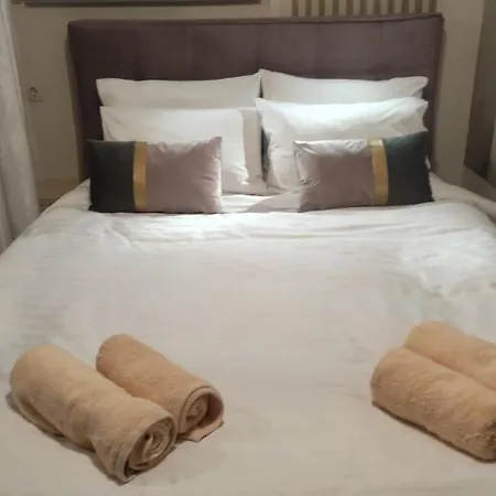 Luxury Seafront House Nearby Delphi Kirra