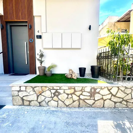 Luxury Seafront House Nearby Delphi Kirra