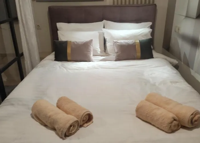 Luxury Seafront House Nearby Delphi Kirra