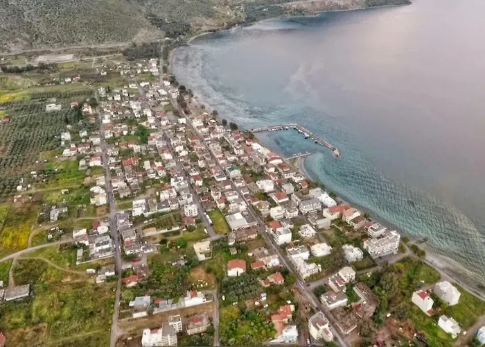 Luxury Seafront House Nearby Delphi Kirra